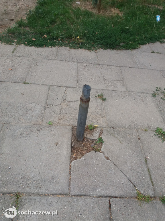 Kaczorowskiego. Pręt wystający z ziemi