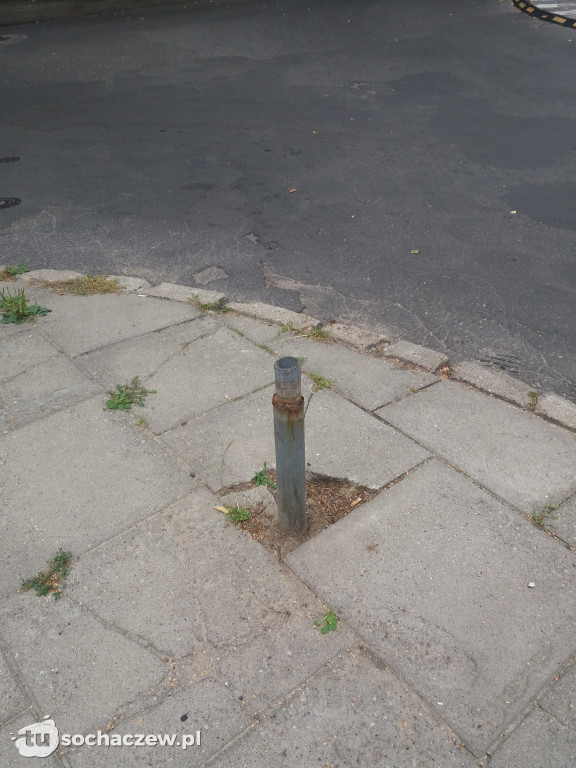 Kaczorowskiego. Pręt wystający z ziemi