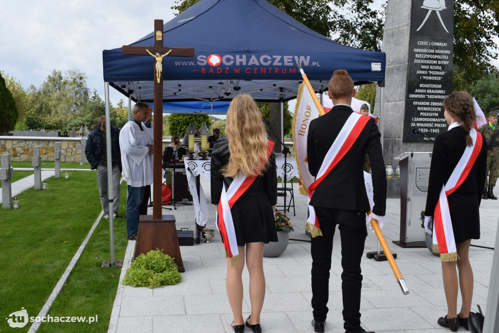 Spoczywający na cmentarzu w Trojanowie uczczeni