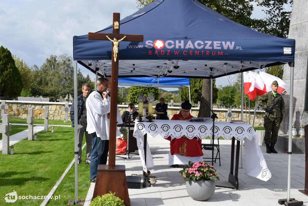 Spoczywający na cmentarzu w Trojanowie uczczeni