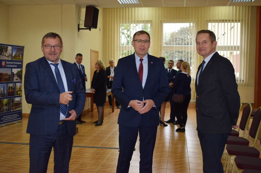 Wręczenie czeków w starostwie powiatowym