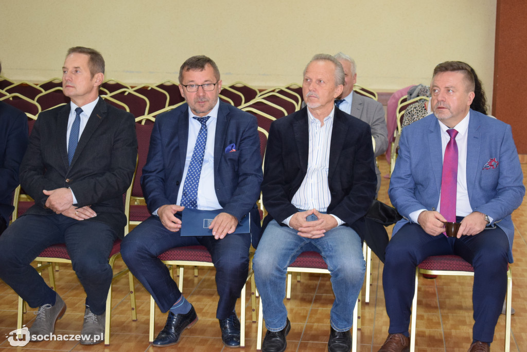 Wręczenie czeków w starostwie powiatowym