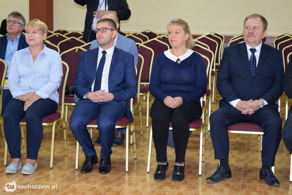 Wręczenie czeków w starostwie powiatowym