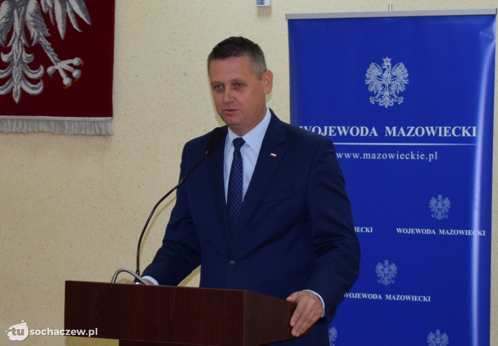 Wręczenie czeków w starostwie powiatowym