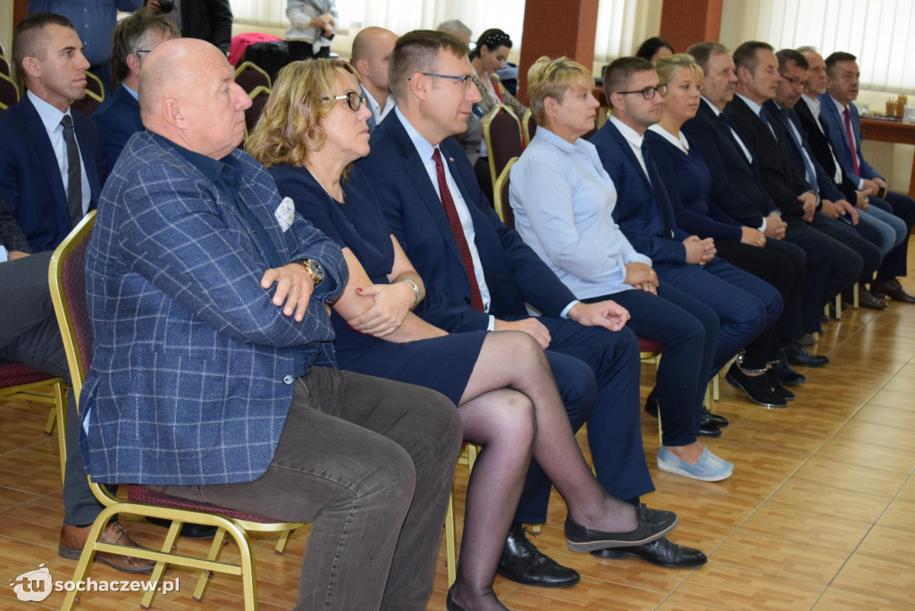 Wręczenie czeków w starostwie powiatowym