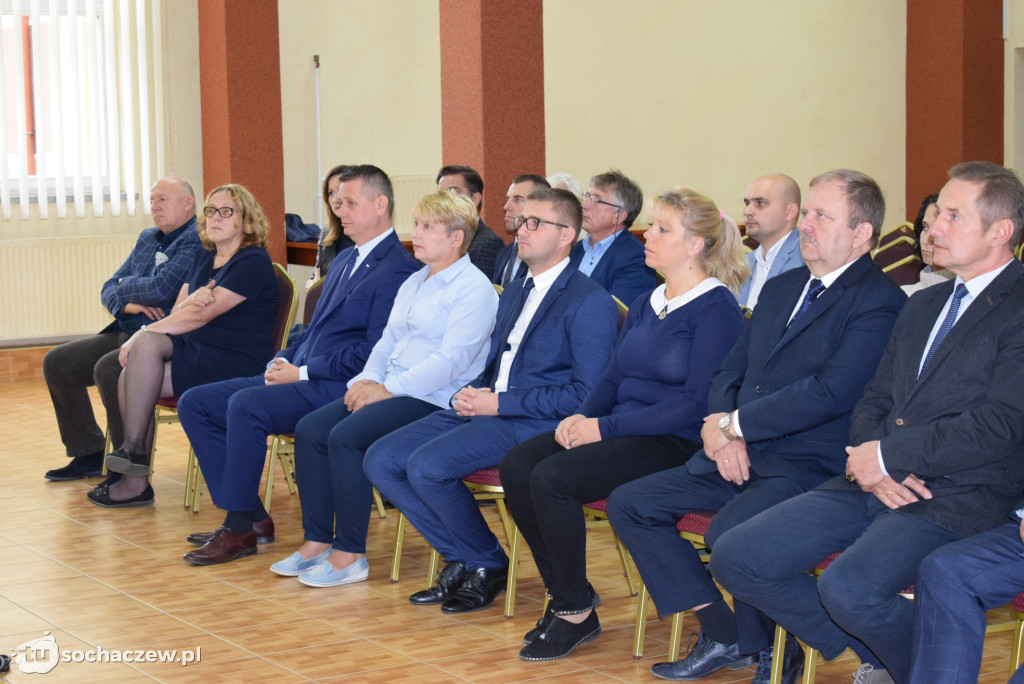 Wręczenie czeków w starostwie powiatowym