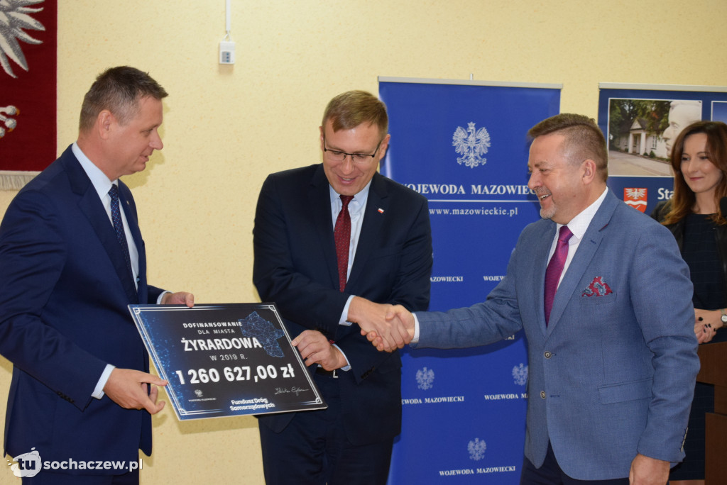 Wręczenie czeków w starostwie powiatowym