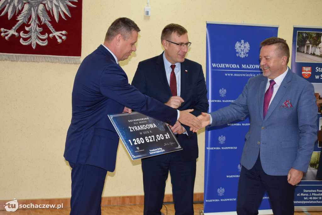 Wręczenie czeków w starostwie powiatowym