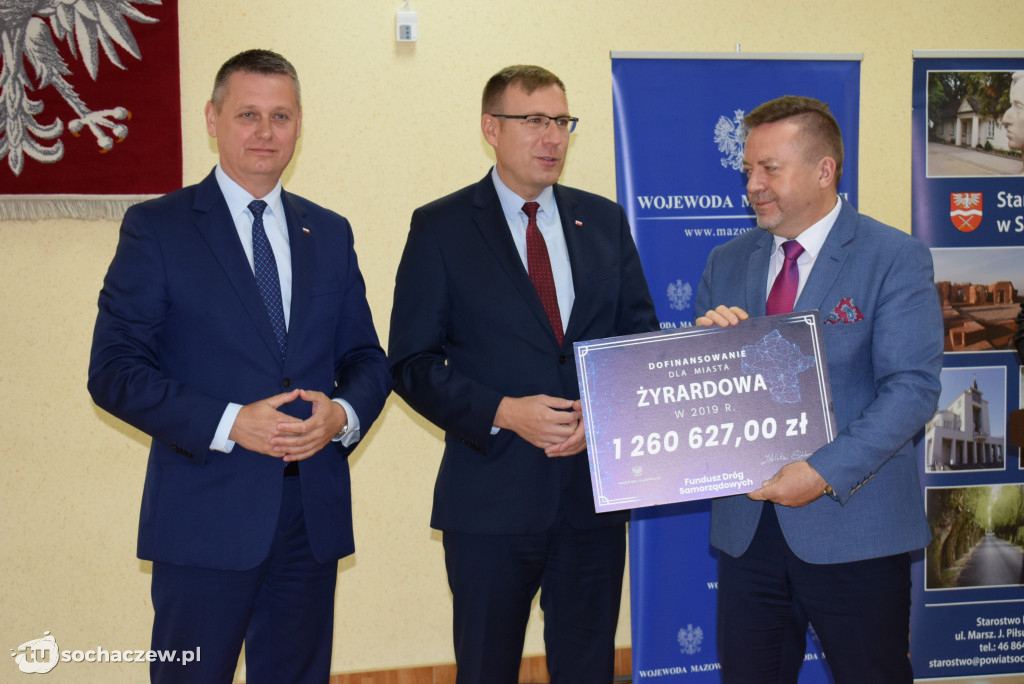 Wręczenie czeków w starostwie powiatowym