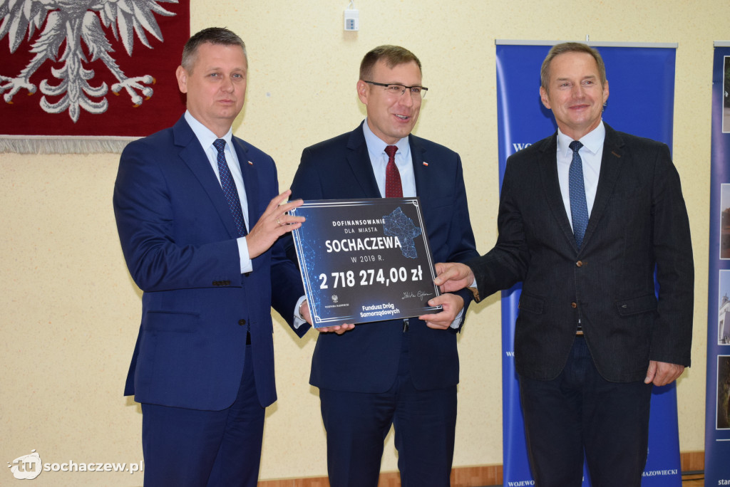 Wręczenie czeków w starostwie powiatowym