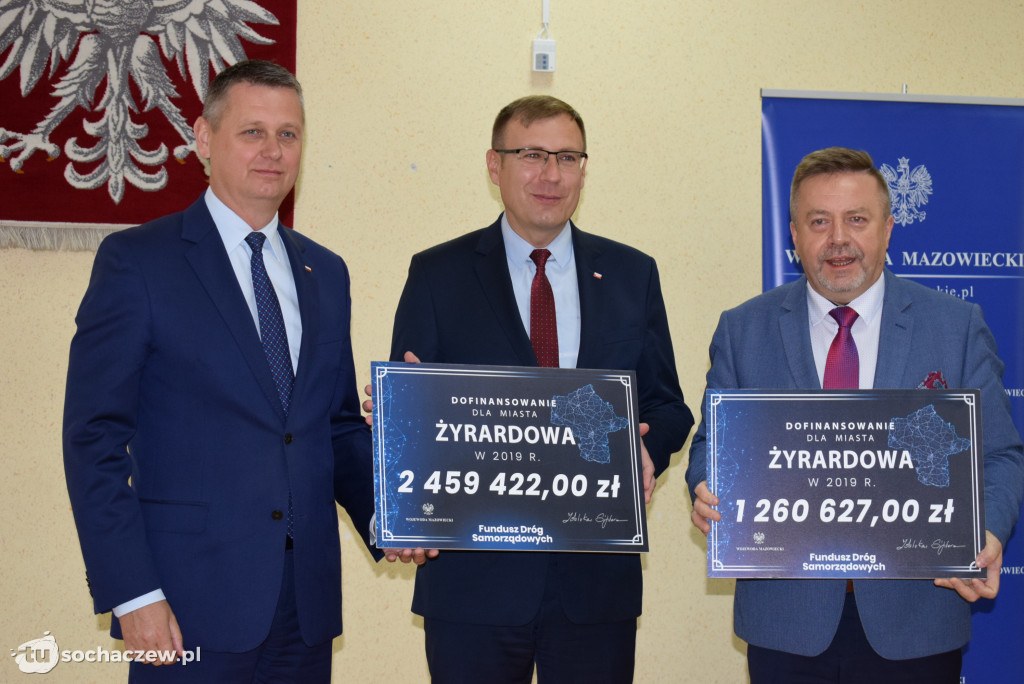 Wręczenie czeków w starostwie powiatowym