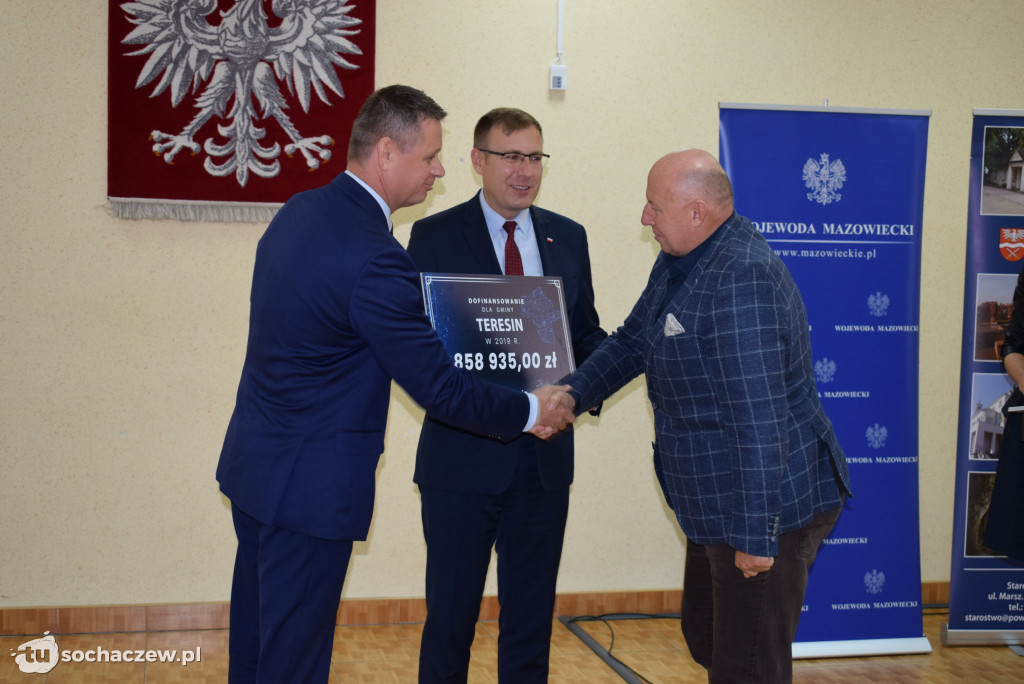 Wręczenie czeków w starostwie powiatowym