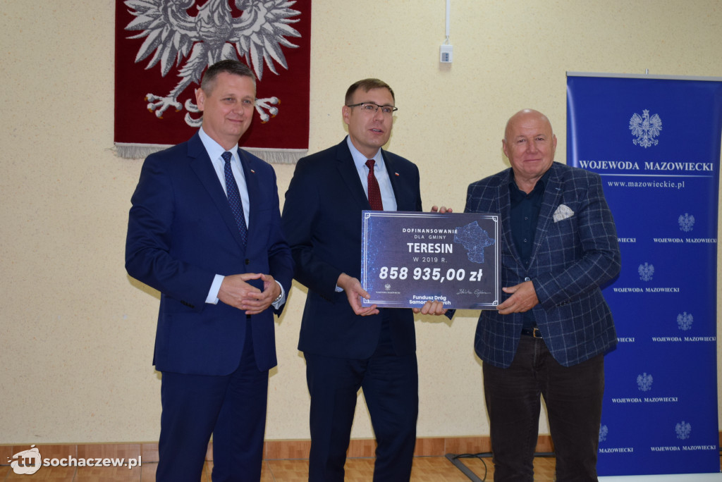 Wręczenie czeków w starostwie powiatowym