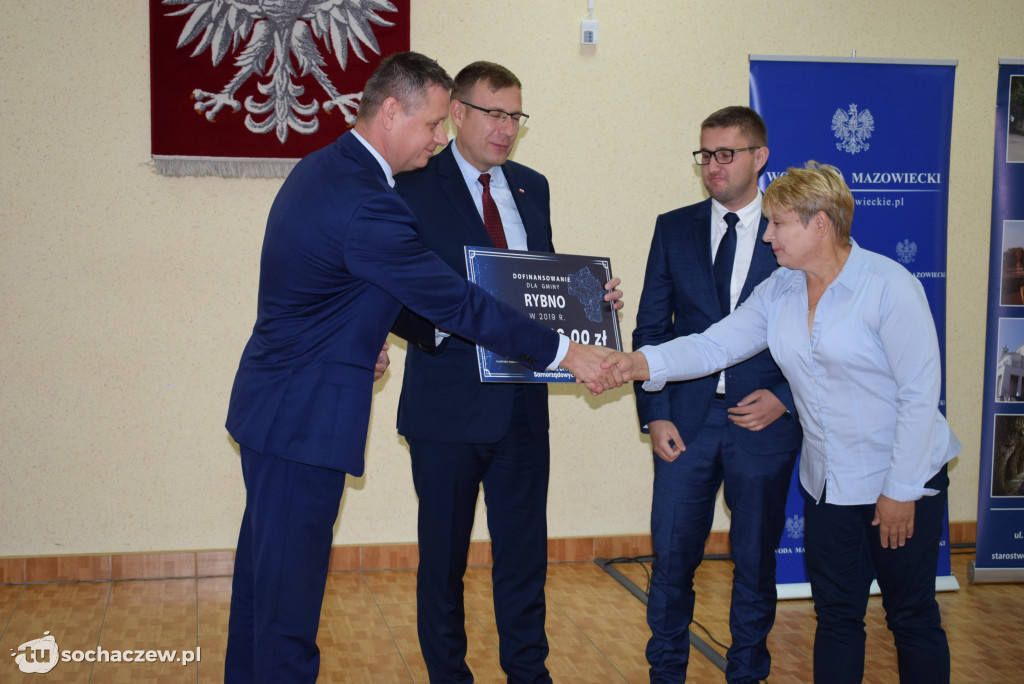 Wręczenie czeków w starostwie powiatowym