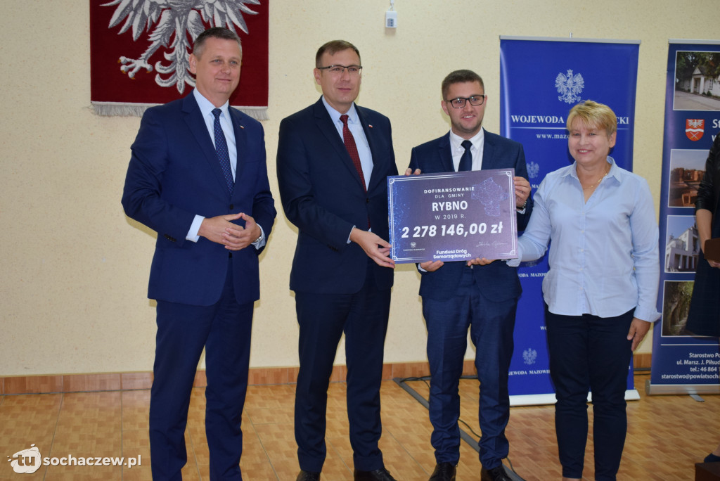 Wręczenie czeków w starostwie powiatowym