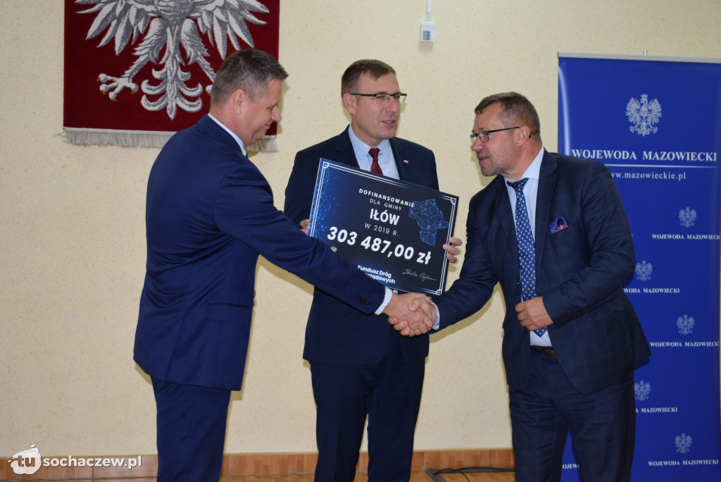 Wręczenie czeków w starostwie powiatowym
