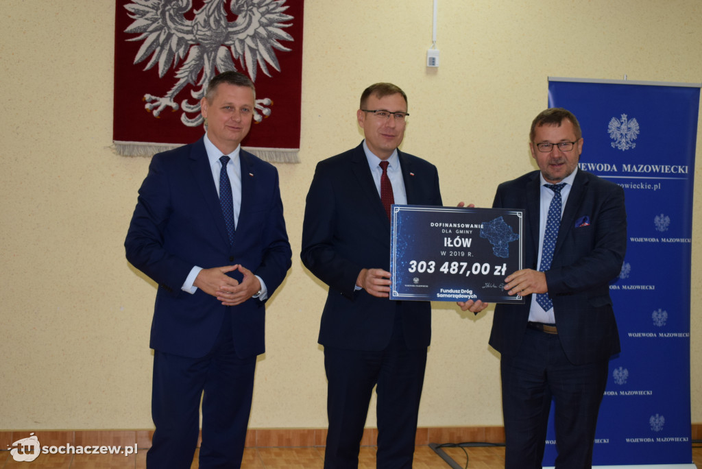 Wręczenie czeków w starostwie powiatowym