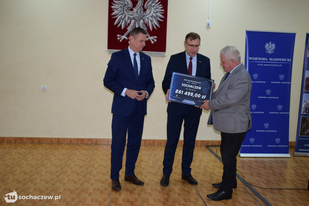 Wręczenie czeków w starostwie powiatowym