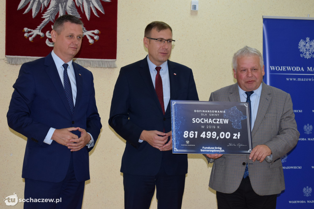 Wręczenie czeków w starostwie powiatowym