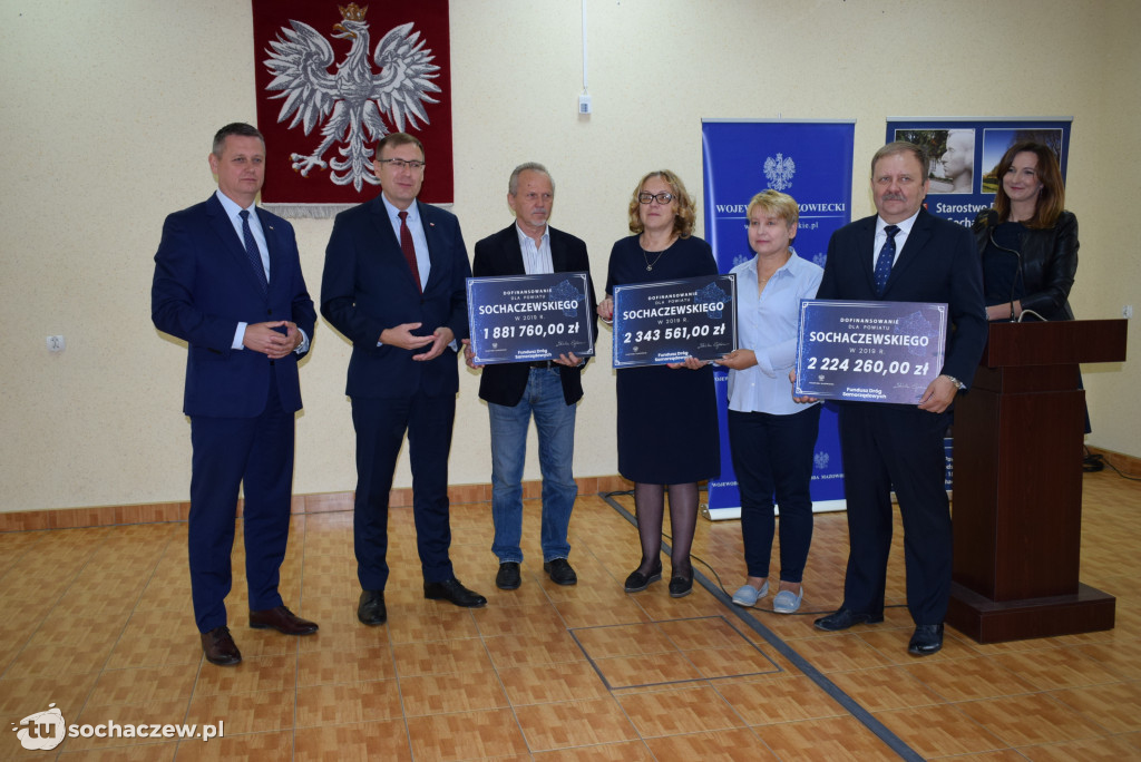Wręczenie czeków w starostwie powiatowym