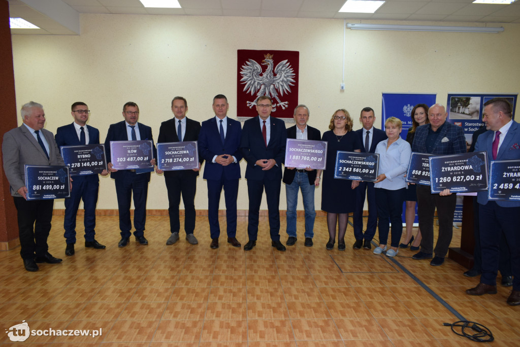Wręczenie czeków w starostwie powiatowym