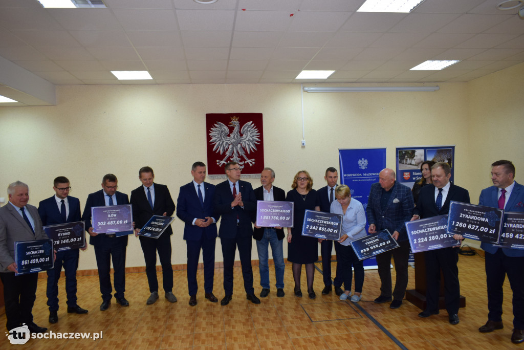 Wręczenie czeków w starostwie powiatowym