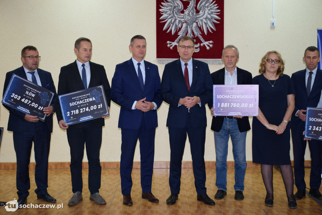 Wręczenie czeków w starostwie powiatowym