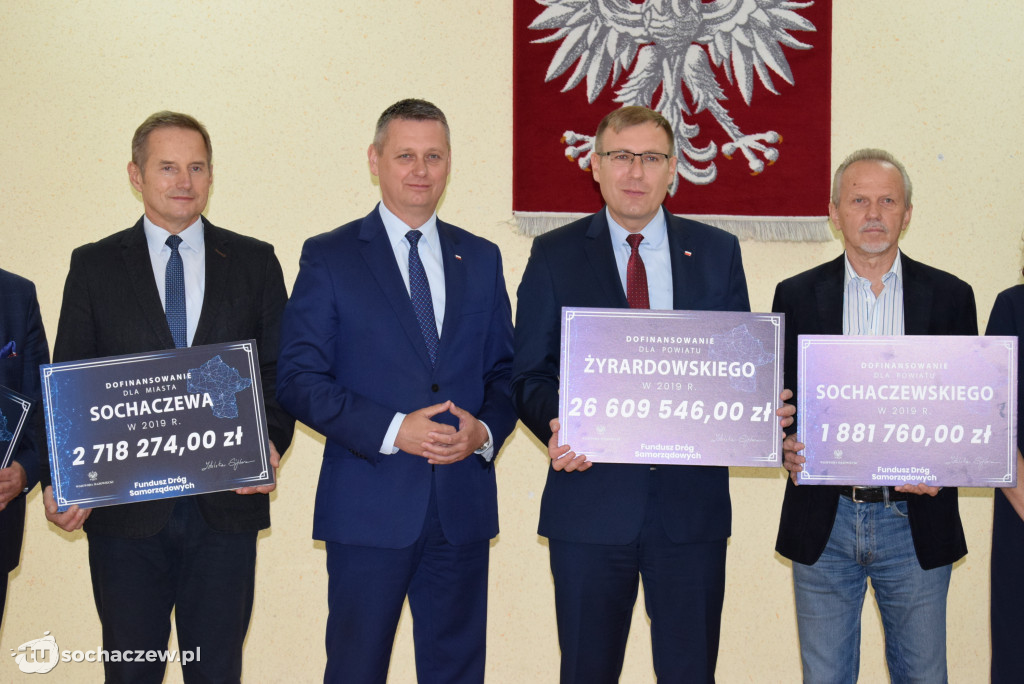 Wręczenie czeków w starostwie powiatowym