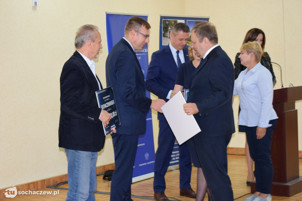 Wręczenie czeków w starostwie powiatowym