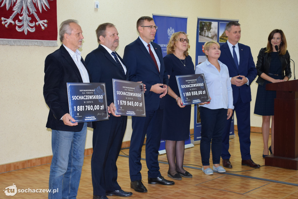 Wręczenie czeków w starostwie powiatowym
