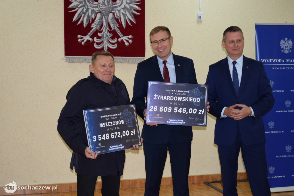 Wręczenie czeków w starostwie powiatowym