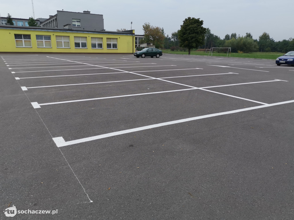 Nowe znaki pod szkołą w Młodzieszynie