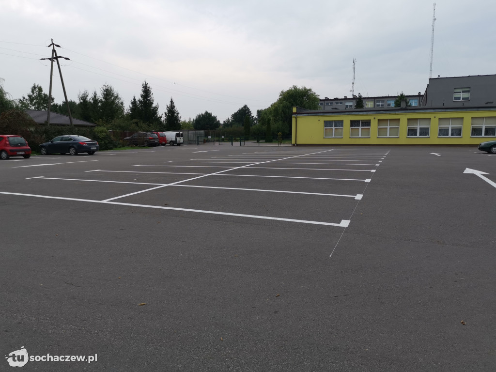Nowe znaki pod szkołą w Młodzieszynie