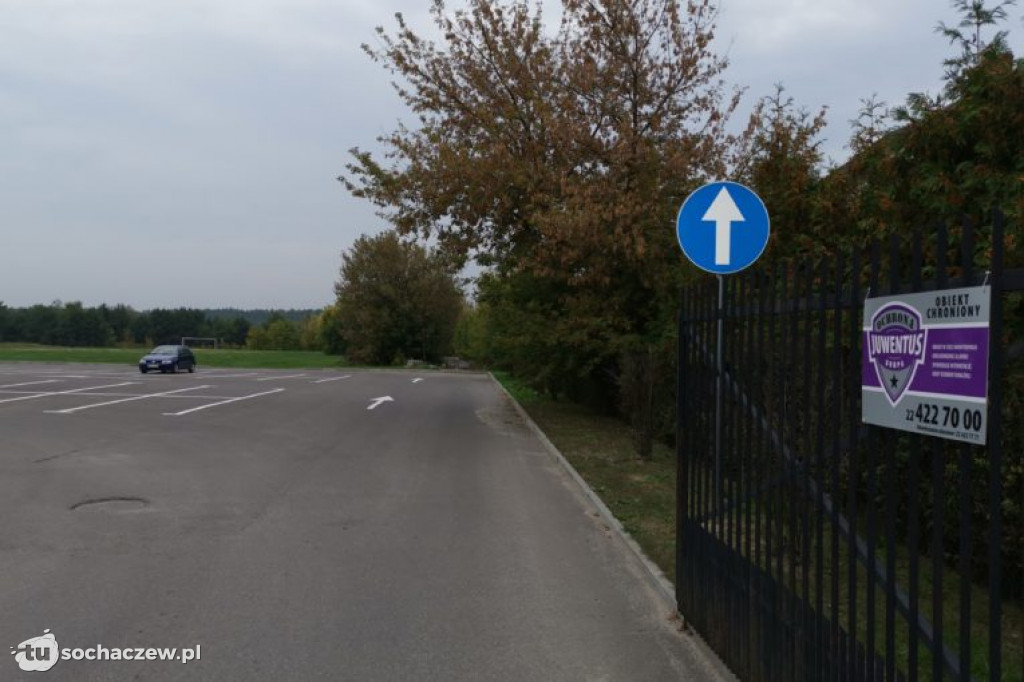 Nowe znaki pod szkołą w Młodzieszynie