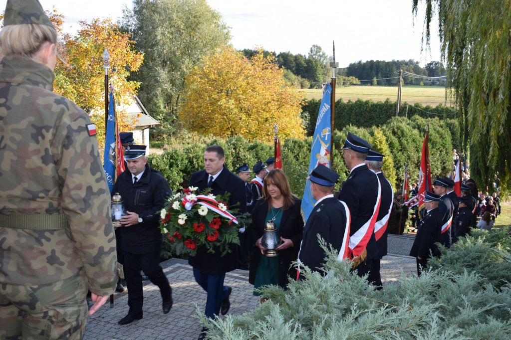 Hołd pod pomnikiem w Śladowie