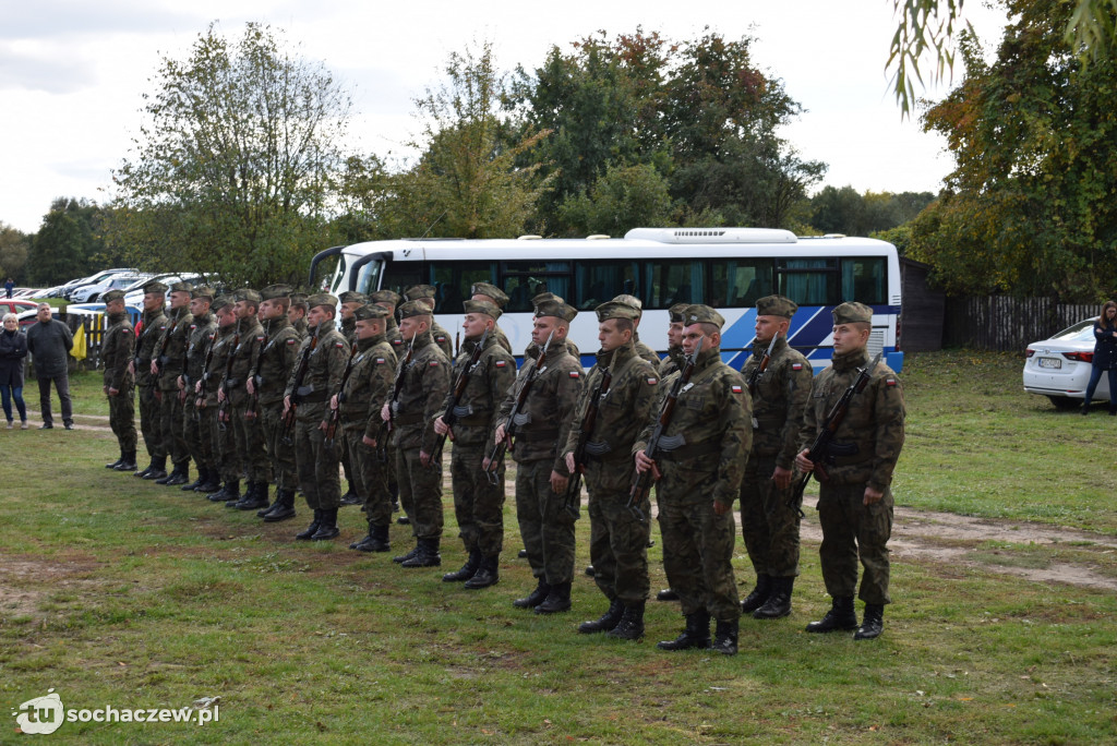 Hołd pod pomnikiem w Śladowie