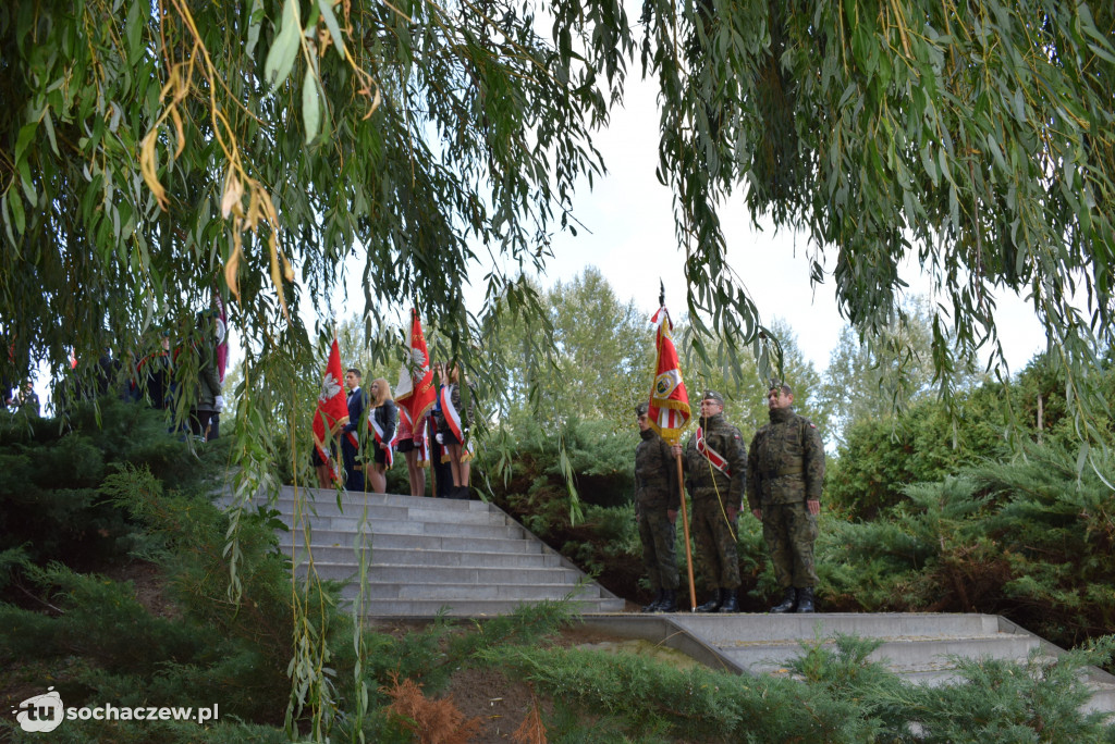 Hołd pod pomnikiem w Śladowie
