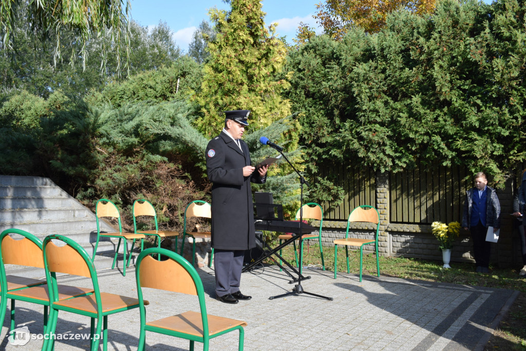 Hołd pod pomnikiem w Śladowie