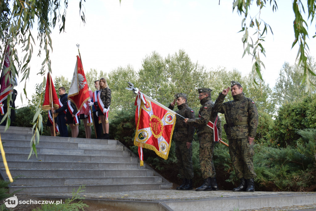 Hołd pod pomnikiem w Śladowie