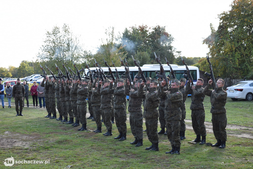 Hołd pod pomnikiem w Śladowie