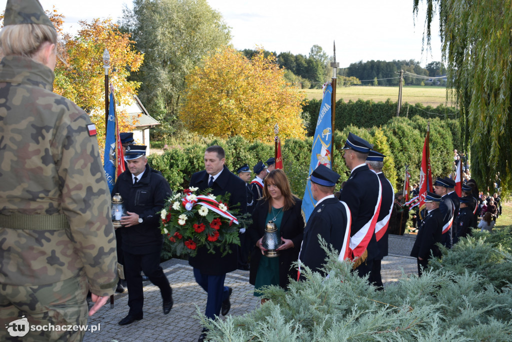 Hołd pod pomnikiem w Śladowie