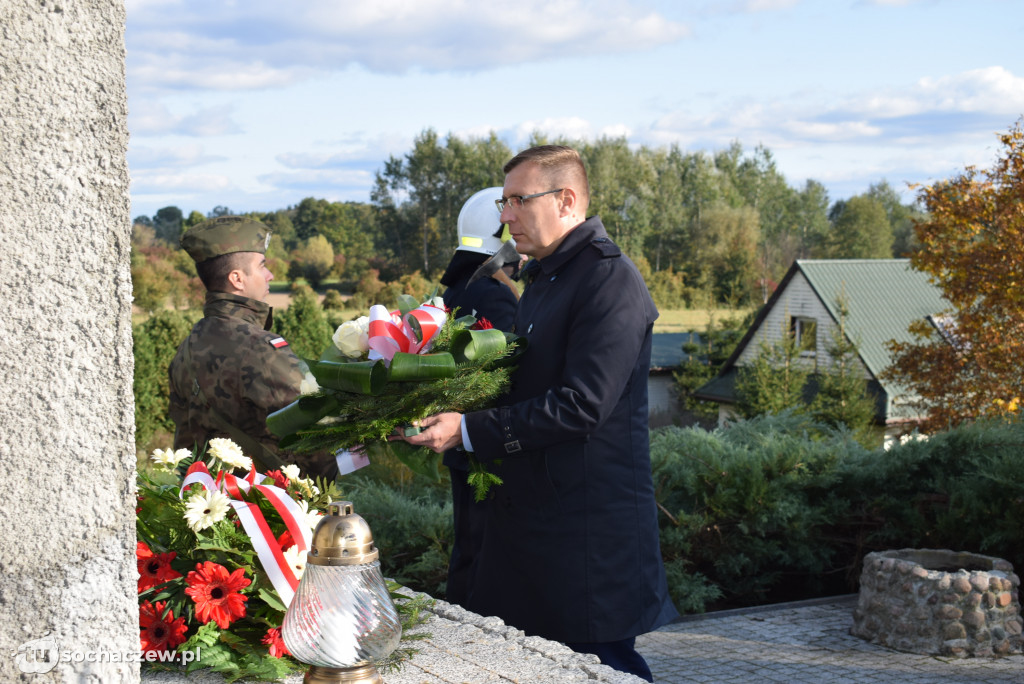 Hołd pod pomnikiem w Śladowie