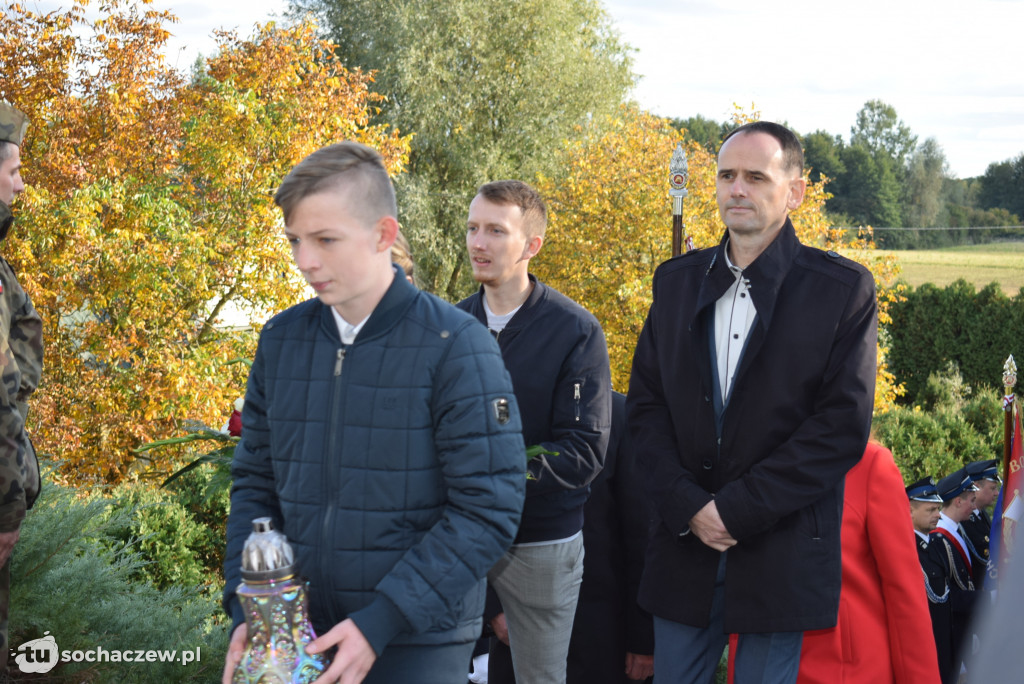 Hołd pod pomnikiem w Śladowie