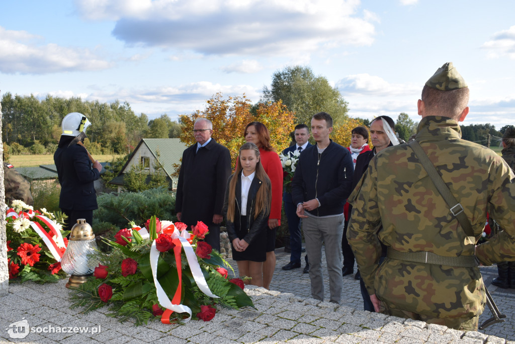 Hołd pod pomnikiem w Śladowie