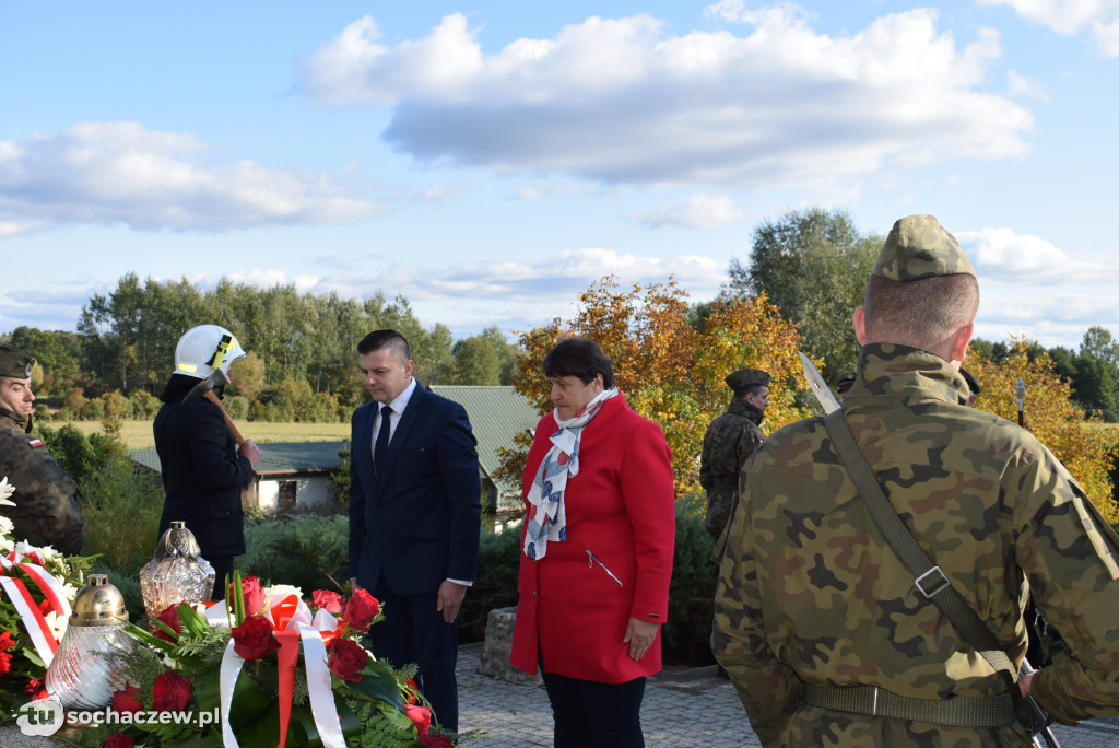 Hołd pod pomnikiem w Śladowie