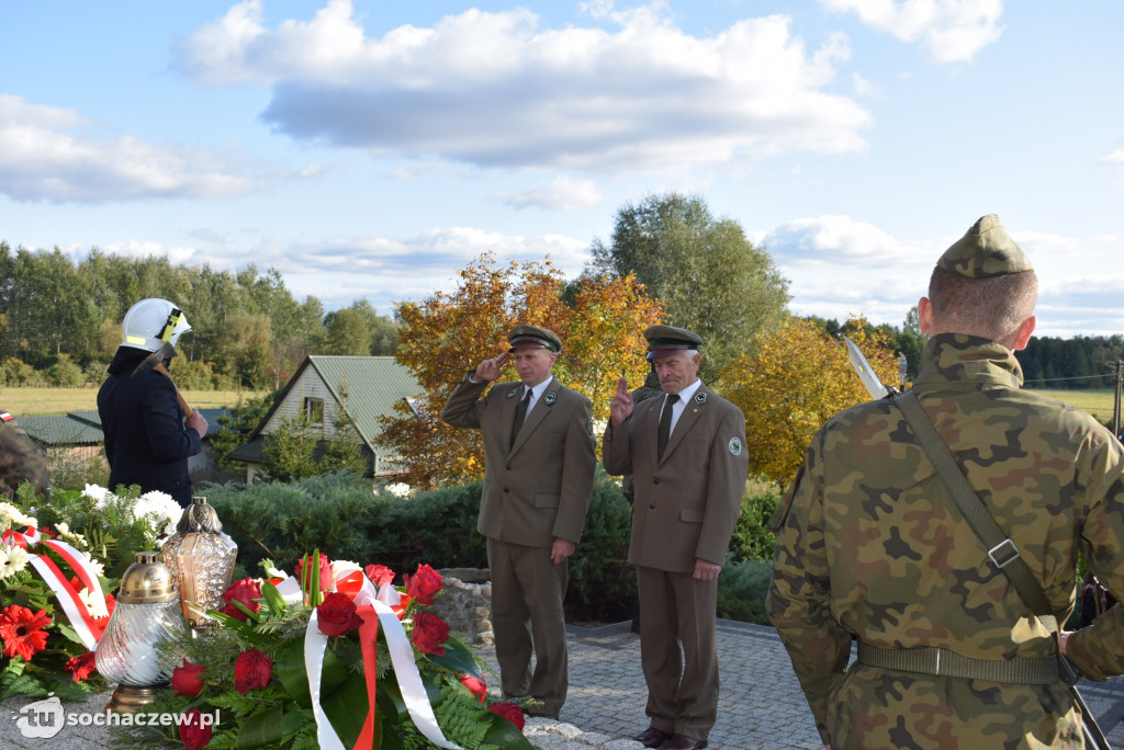 Hołd pod pomnikiem w Śladowie