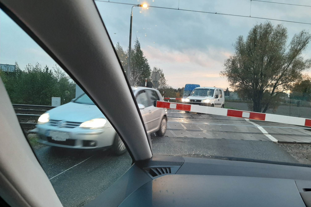 Samobójcy na przejeździe kolejowym