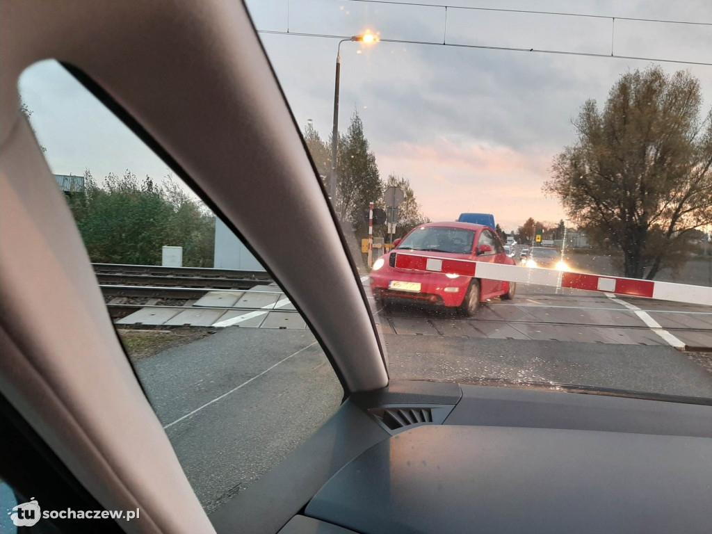 Samobójcy na przejeździe kolejowym
