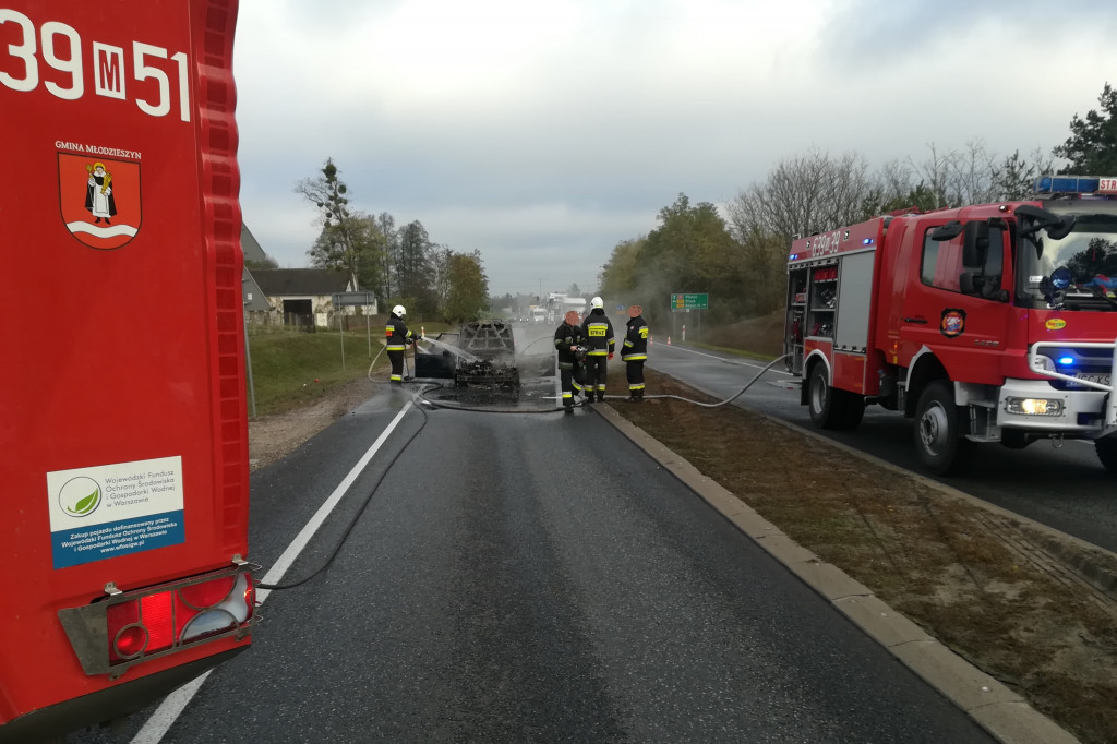 Płonące Volvo na drodze w Kamionie