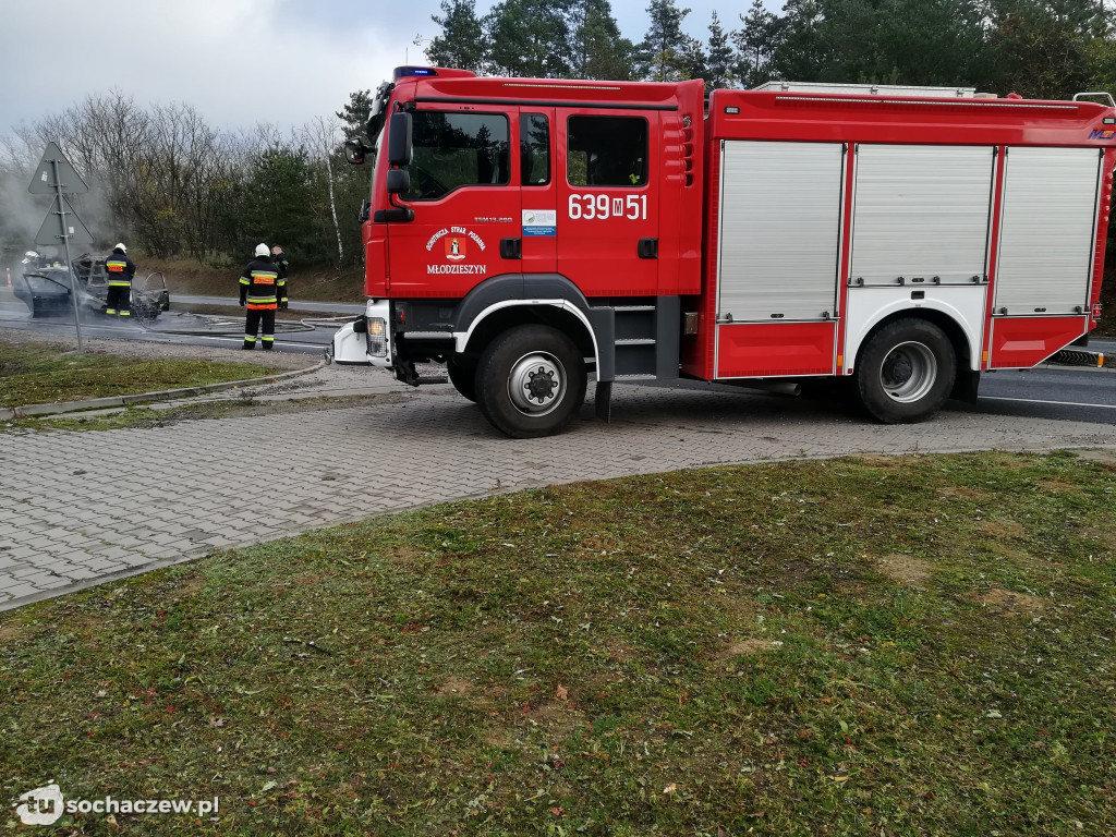 Płonące Volvo na drodze w Kamionie